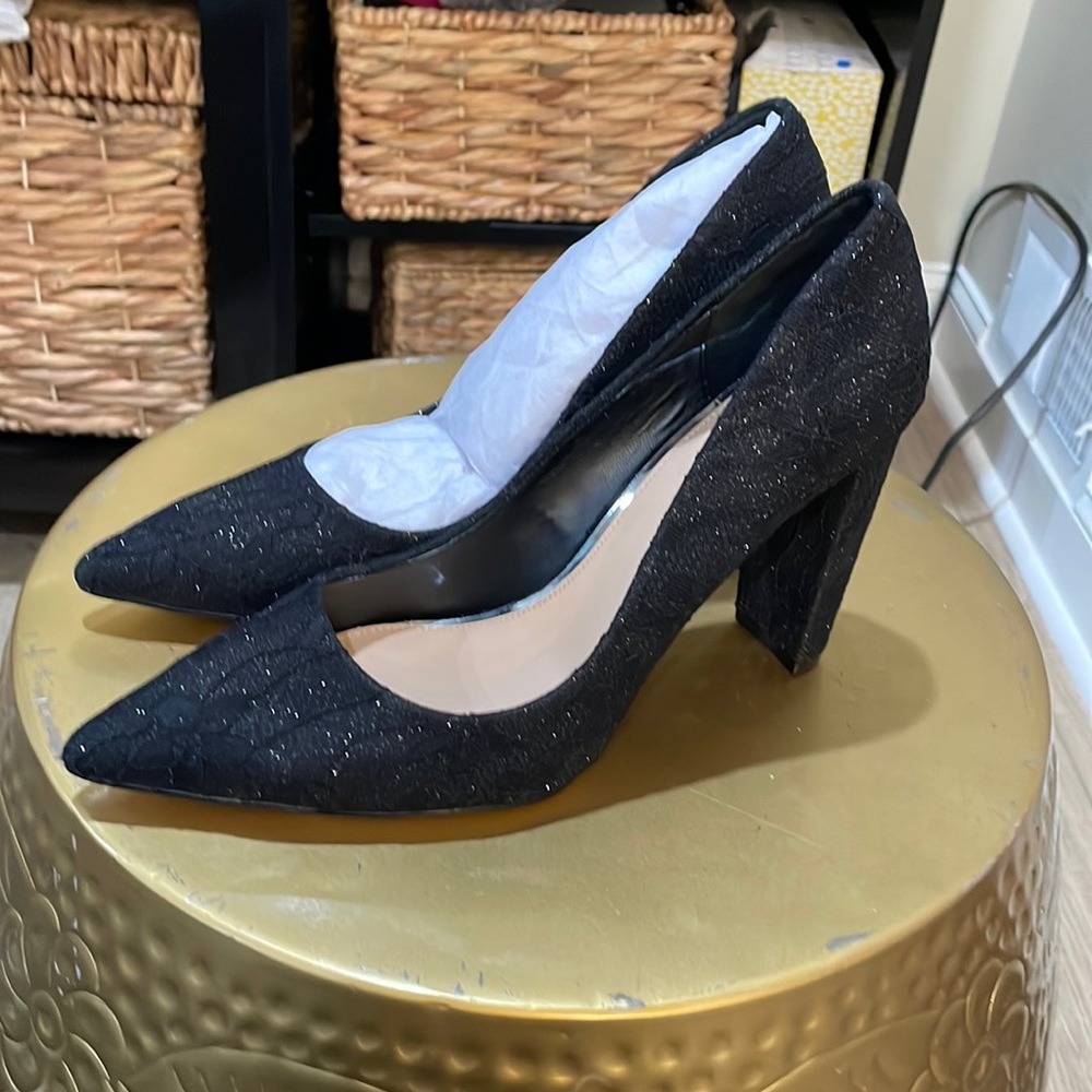 Black lace Badgley Mischka heel. Never worn. Size 9.5.